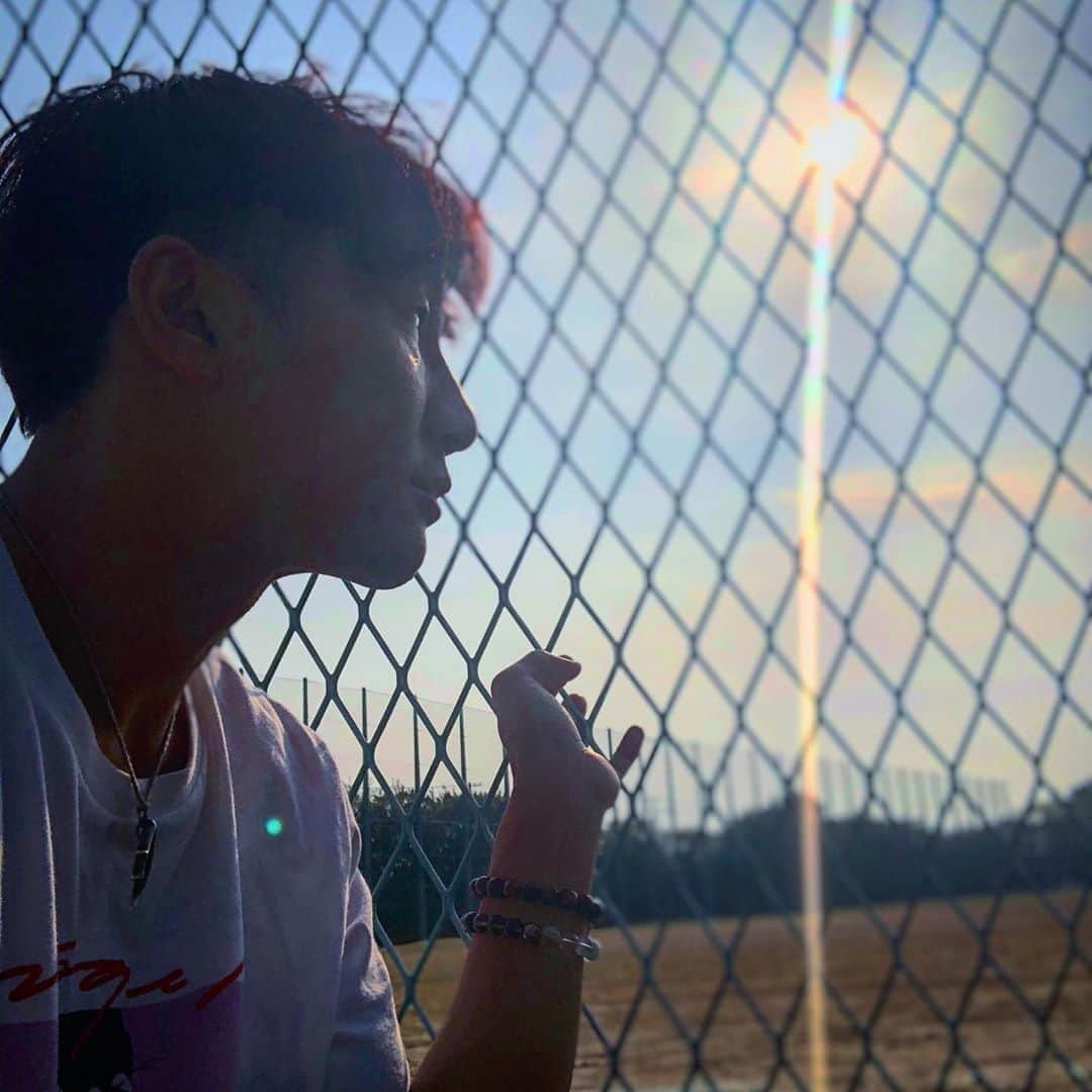 KUREIさんのインスタグラム写真 - (KUREIInstagram)「フェンス越しの野球少年たち。 泥だらけ、傷だらけ、なりふり構わず、カッコつけない。 それが、カッコいい。  #青春」4月21日 16時08分 - kimaguren_kurei