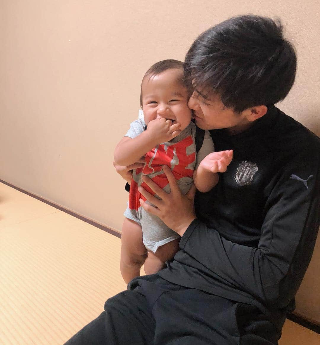 MALIAさんのインスタグラム写真 - (MALIAInstagram)「#にぃにとぼく 👶🏼♥️ 京都に泊まる旅館に長男も一緒にきて みんなで夕飯を食べましたっ⭐️🍴 . 旅館に到着した頃に起きてきた ポコりんは久しぶりのにぃにに 大喜び👶🏼♥️覚えてて良かった😍 . #にこにこポコちゃん👶🏼 #にぃに #好き放題 #やりたい放題 #何されても #優しい #お兄ちゃん #16歳差 #兄弟 #MALIAfam♥️」4月21日 16時14分 - maliarehman