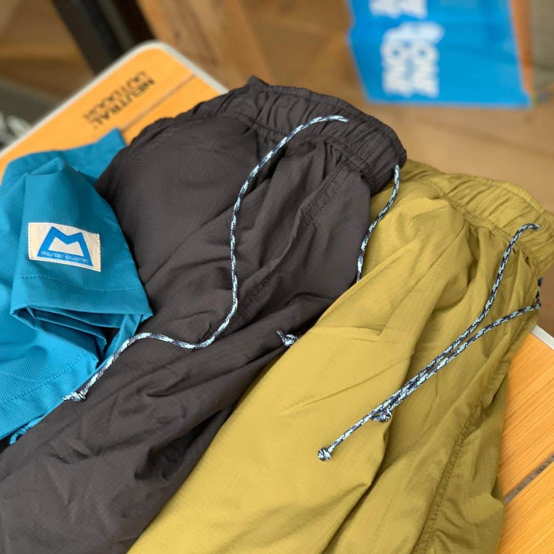 SUNDAY MOUNTAINさんのインスタグラム写真 - (SUNDAY MOUNTAINInstagram)「* 【MOUNTAIN EQUIPMENT リラックス パンツ！】 * GWも近づいてきましたねー！  旅先やアウトドアシーンに  便利なパッカリングパンツ入荷しましたー。  履いてないかの様なリラックス感たっぷりのパンツ♪ 勿論タウンにもおすすめ。  撥水・速乾・軽量で耐久性のある薄手の ナイロンパンツは、汗をかいても張り付かず快適◎  ポケットに 小さく収納できるのも 魅力。  女性にも男性にもおすすめです。 是非 お試し下さいー♪  MOUNTAIN EQUIPMENTパッカリングパンツ ¥13,800＋tax * ■カラー：ブラック・オリーブ・ネイビー ■サイズ：S,M,L ■素材：ナイロン100％ * SUNDAY MOUNTAIN ■ 本店 福井県坂井市春江町針原20-1-1 11:00～19:00(水曜定休) TEL 0776-63-6589 ■ BASE CAMP店 福井県坂井市春江町針原21-49-7 K.TENANT-B 11:00～19:00(火,水曜定休) TEL 0776-97-8848 ■オンラインショップ http://campanela.jp/webshop.html * * #sundaymountain #camp #hiking #trekking #サンデーマウンテン #アウトドア #アウトドアショップ #アウトドアファッション #キャンプ #キャンプギア #ハイキング #キャンプ着 #MOUNTAINEQUIPMENT #マウンテンイクイップメント  #outdoorfation  #Camp着 #フェス #trekking #hiking  #travel #packable #pants #relax #テバ」4月21日 16時14分 - sundaymountain