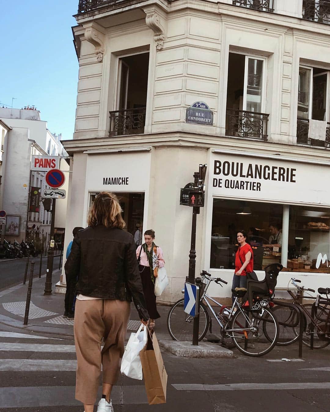 ジェニファー・エスポジートさんのインスタグラム写真 - (ジェニファー・エスポジートInstagram)「Walking into that Boulangerie fearless.  #celiac can suck it.  #paris I love you #happyeaster」4月21日 16時17分 - jesposito