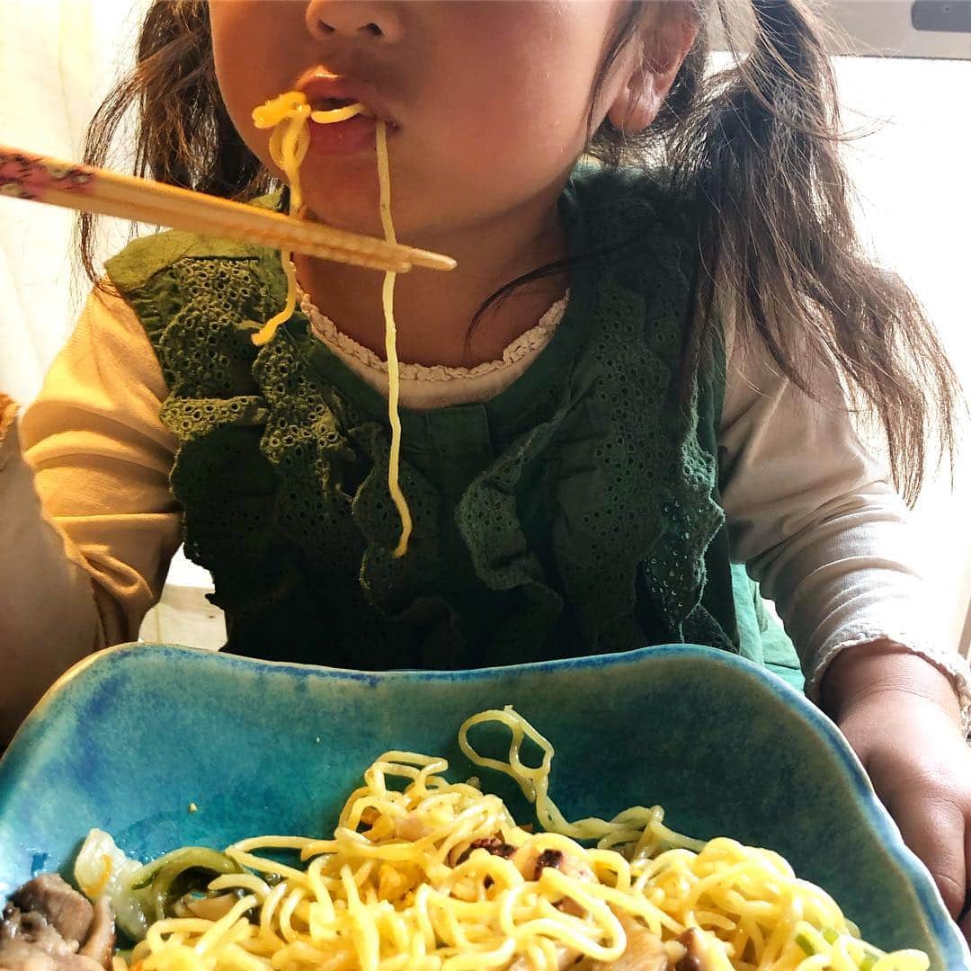 新井美穂さんのインスタグラム写真 - (新井美穂Instagram)「今日の#お家ランチ は筍とサーモンの鰹マヨネーズ和えと#こまい と#あんかけ焼きラーメン お魚大好きな娘は、氷魚をまるごとパクパクと👀 サーモンも惜しみなくペロリと完食（笑）よく食べましたー😋  #休日の朝 の家の前のブランコの時間が大好きな娘は、いつも以上によく話してくれて、とりあえず応えてはいるけど半分くらい何言ってるのかわからない😅（笑） この間、娘に「ねぇおかあさん、聞いてるー？おかあさんはねー、話聞いてないよね。ハレちゃんの話。いっつも。」の後「いっつもだよ！」と念押し怒られたのだけど。 ちゃんと聞いてるんだけどなーやっぱりまだ半分くらい意味わからんわー（笑）  ごめんね〜！もうちょっとハレが成長するまで待っててねー。 #娘2歳10ヶ月#母娘#休日ランチ#オリジナルレシピ#魚大好き#お話大好き#何言ってるのかわからない」4月21日 16時18分 - arai_miho