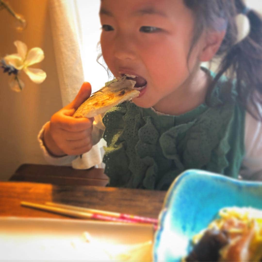 新井美穂さんのインスタグラム写真 - (新井美穂Instagram)「今日の#お家ランチ は筍とサーモンの鰹マヨネーズ和えと#こまい と#あんかけ焼きラーメン お魚大好きな娘は、氷魚をまるごとパクパクと👀 サーモンも惜しみなくペロリと完食（笑）よく食べましたー😋  #休日の朝 の家の前のブランコの時間が大好きな娘は、いつも以上によく話してくれて、とりあえず応えてはいるけど半分くらい何言ってるのかわからない😅（笑） この間、娘に「ねぇおかあさん、聞いてるー？おかあさんはねー、話聞いてないよね。ハレちゃんの話。いっつも。」の後「いっつもだよ！」と念押し怒られたのだけど。 ちゃんと聞いてるんだけどなーやっぱりまだ半分くらい意味わからんわー（笑）  ごめんね〜！もうちょっとハレが成長するまで待っててねー。 #娘2歳10ヶ月#母娘#休日ランチ#オリジナルレシピ#魚大好き#お話大好き#何言ってるのかわからない」4月21日 16時18分 - arai_miho