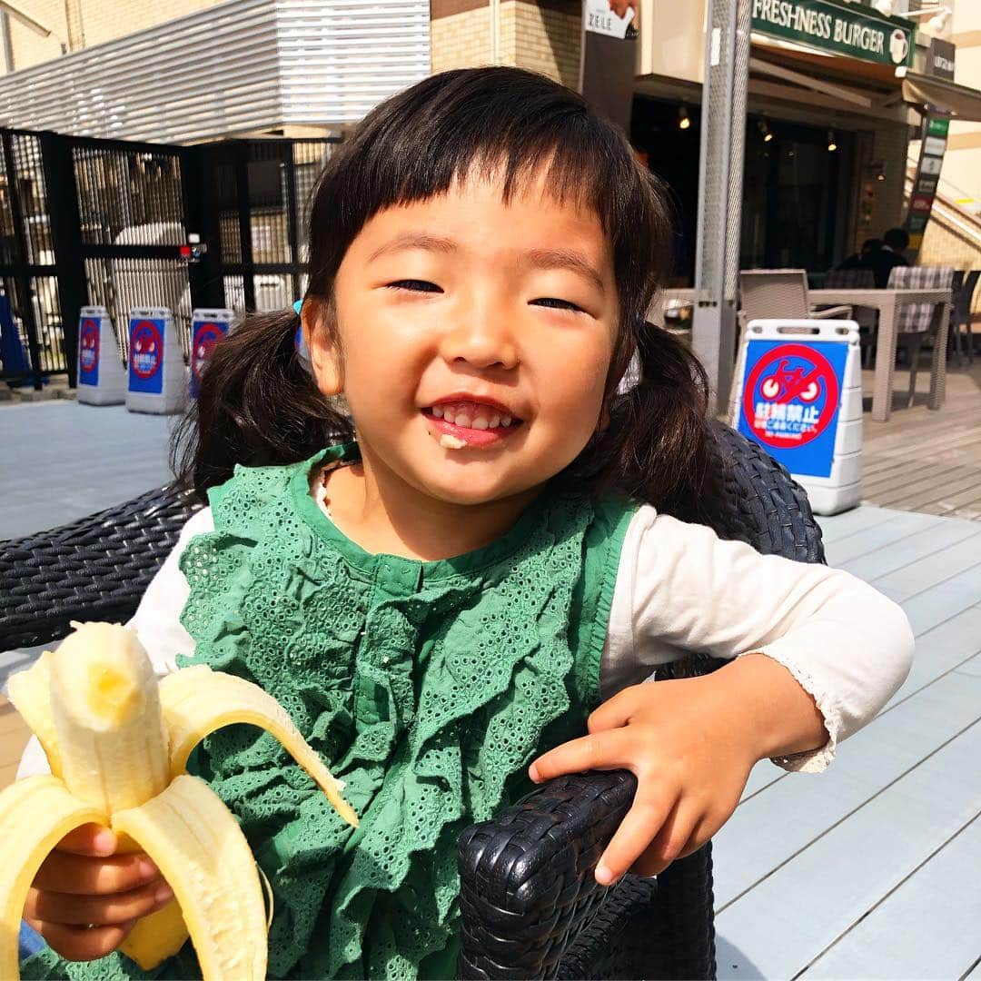 新井美穂さんのインスタグラム写真 - (新井美穂Instagram)「今日の#お家ランチ は筍とサーモンの鰹マヨネーズ和えと#こまい と#あんかけ焼きラーメン お魚大好きな娘は、氷魚をまるごとパクパクと👀 サーモンも惜しみなくペロリと完食（笑）よく食べましたー😋  #休日の朝 の家の前のブランコの時間が大好きな娘は、いつも以上によく話してくれて、とりあえず応えてはいるけど半分くらい何言ってるのかわからない😅（笑） この間、娘に「ねぇおかあさん、聞いてるー？おかあさんはねー、話聞いてないよね。ハレちゃんの話。いっつも。」の後「いっつもだよ！」と念押し怒られたのだけど。 ちゃんと聞いてるんだけどなーやっぱりまだ半分くらい意味わからんわー（笑）  ごめんね〜！もうちょっとハレが成長するまで待っててねー。 #娘2歳10ヶ月#母娘#休日ランチ#オリジナルレシピ#魚大好き#お話大好き#何言ってるのかわからない」4月21日 16時18分 - arai_miho