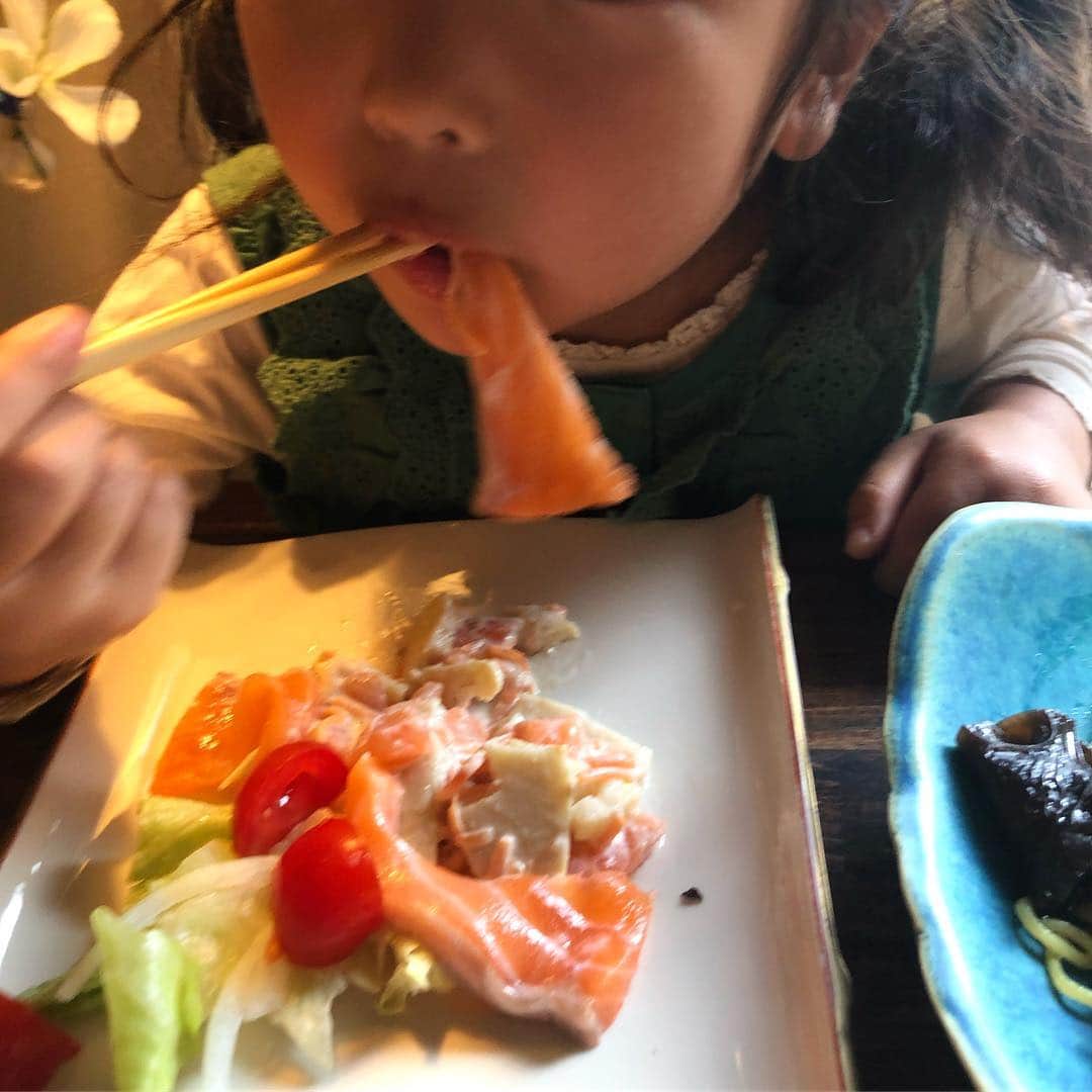 新井美穂さんのインスタグラム写真 - (新井美穂Instagram)「今日の#お家ランチ は筍とサーモンの鰹マヨネーズ和えと#こまい と#あんかけ焼きラーメン お魚大好きな娘は、氷魚をまるごとパクパクと👀 サーモンも惜しみなくペロリと完食（笑）よく食べましたー😋  #休日の朝 の家の前のブランコの時間が大好きな娘は、いつも以上によく話してくれて、とりあえず応えてはいるけど半分くらい何言ってるのかわからない😅（笑） この間、娘に「ねぇおかあさん、聞いてるー？おかあさんはねー、話聞いてないよね。ハレちゃんの話。いっつも。」の後「いっつもだよ！」と念押し怒られたのだけど。 ちゃんと聞いてるんだけどなーやっぱりまだ半分くらい意味わからんわー（笑）  ごめんね〜！もうちょっとハレが成長するまで待っててねー。 #娘2歳10ヶ月#母娘#休日ランチ#オリジナルレシピ#魚大好き#お話大好き#何言ってるのかわからない」4月21日 16時18分 - arai_miho