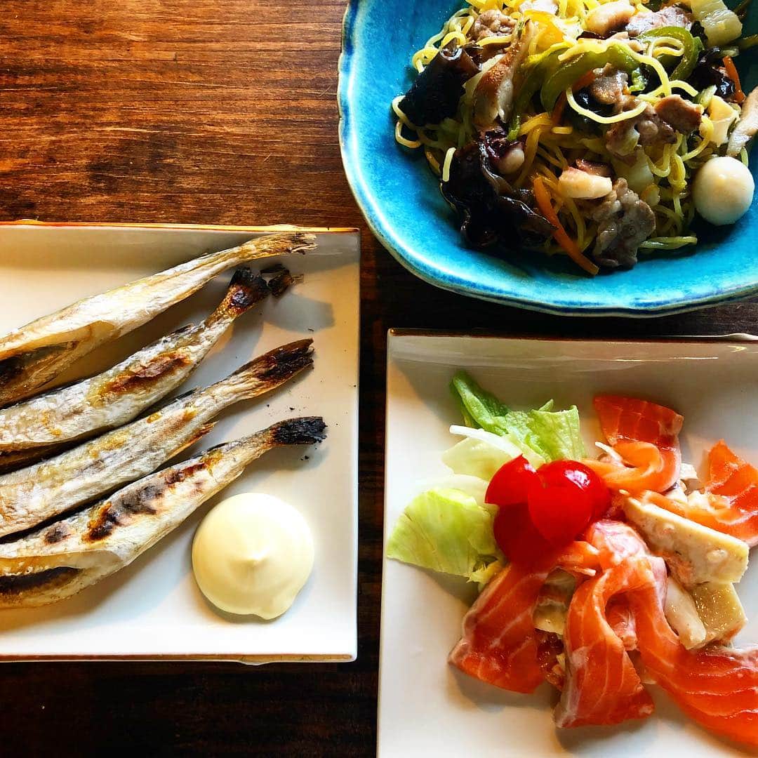新井美穂さんのインスタグラム写真 - (新井美穂Instagram)「今日の#お家ランチ は筍とサーモンの鰹マヨネーズ和えと#こまい と#あんかけ焼きラーメン お魚大好きな娘は、氷魚をまるごとパクパクと👀 サーモンも惜しみなくペロリと完食（笑）よく食べましたー😋  #休日の朝 の家の前のブランコの時間が大好きな娘は、いつも以上によく話してくれて、とりあえず応えてはいるけど半分くらい何言ってるのかわからない😅（笑） この間、娘に「ねぇおかあさん、聞いてるー？おかあさんはねー、話聞いてないよね。ハレちゃんの話。いっつも。」の後「いっつもだよ！」と念押し怒られたのだけど。 ちゃんと聞いてるんだけどなーやっぱりまだ半分くらい意味わからんわー（笑）  ごめんね〜！もうちょっとハレが成長するまで待っててねー。 #娘2歳10ヶ月#母娘#休日ランチ#オリジナルレシピ#魚大好き#お話大好き#何言ってるのかわからない」4月21日 16時18分 - arai_miho