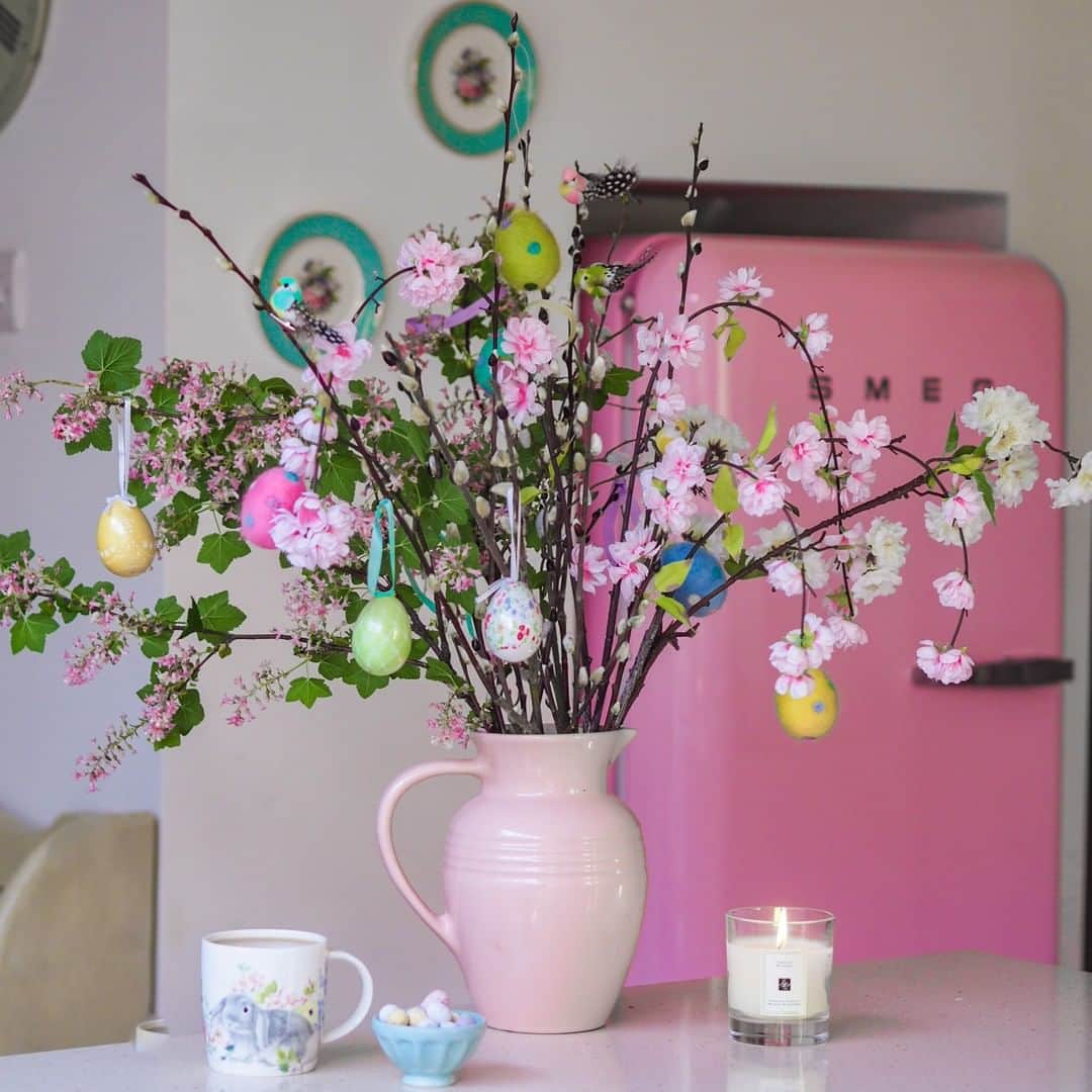 ローラアシュレイのインスタグラム：「Happy Easter Sunday! 🐣🐰🥚 It’s @all.thats.pretty again... Chocolate for breakfast is a must today 🤩 I’ve said it before and I’ll say it again... Decorative trees aren’t just for Christmas! Happy Easter folks! ❤️ What are your plans for the day?」