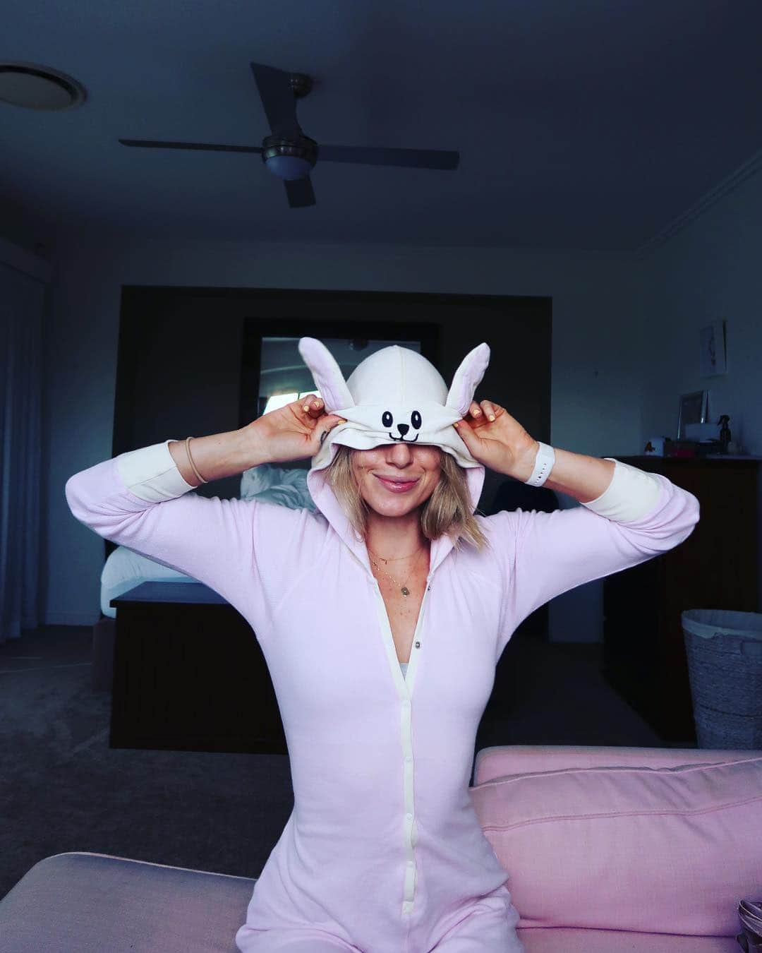 エミリー・シーボームのインスタグラム：「Somebunny loves you  Happy Easter!」