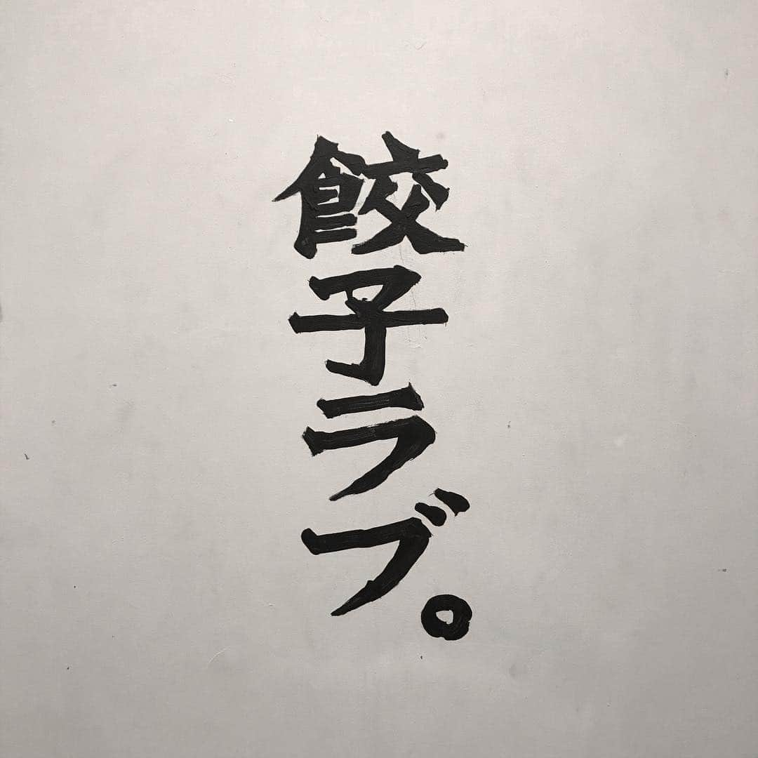 瀬川あやかさんのインスタグラム写真 - (瀬川あやかInstagram)「* ってゆう曲書こうかな。 ってゆうくらい寄っちゃう店の壁。」4月21日 16時31分 - segawa_ayaka