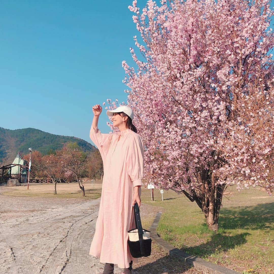 優木まおみさんのインスタグラム写真 - (優木まおみInstagram)「八ヶ岳に花見キャンプ行ってきました^_^  天気に恵まれて、楽しすぎましたー！！ 桜と合う〜と思って、神山まりあちゃん×ナチュラルビューティーベーシック×VERYのコラボワンピースを着たよ。  キャップはユナイテッドアローズのもの。  #私服 #キャンプ服 #神山まりあ  #ナチュラルビューティーベーシック  #VERY」4月21日 16時32分 - yukimaomi