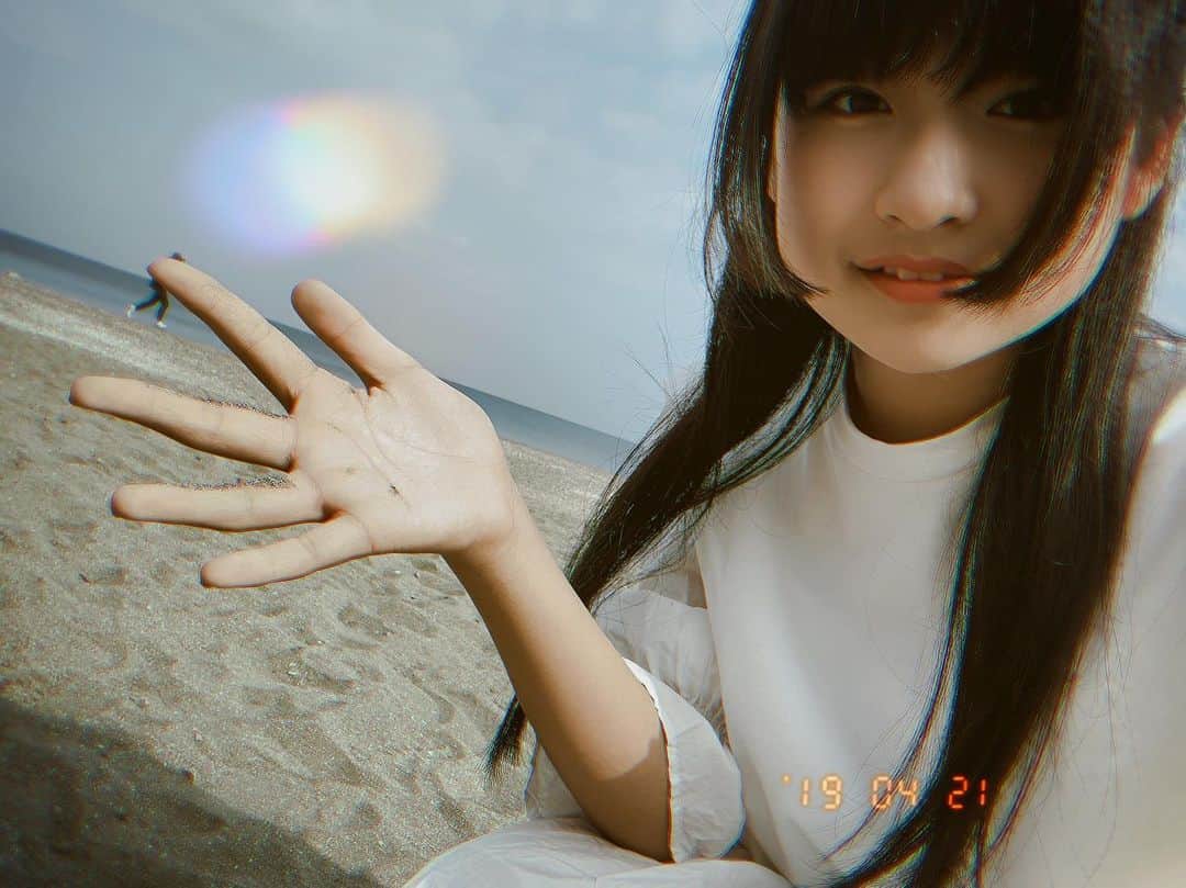 りりりのインスタグラム：「今日は！！！ 砂浜で1人で踊ってきました⛱ 1人は久しぶりかも！ソロ〜 とにかく暑かったです⛱もう夏かもしれん🌻 海でちょっと遊べて楽しかった！！ 動画はもうちょい先になると思うけど、めっちゃいい感じになりそうな予感！なので楽しみにしててください☺️ SODAのこのフィルター最近めっちゃ使う〜💘 ・ ・ #りりり #踊ってみた #海 #たぶんもう夏 #暑い #楽しかった #漏れなく盛れます #soda」