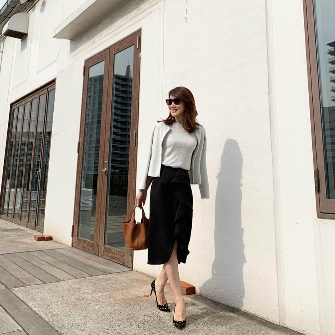 吉田美紀さんのインスタグラム写真 - (吉田美紀Instagram)「・ コーディネート☘ knit→#tomorrowland  skirt.cardigan→#lialapg bag→#hermes pumps→#gianvitorossi ・ #coordinate #outfit #ootd #look #style #fashion #wardrobe #instagood #instafashion #ママコーデ #ママコーディネート #ママファッション #コーディネート #ファッション」4月21日 16時47分 - miki__yoshida