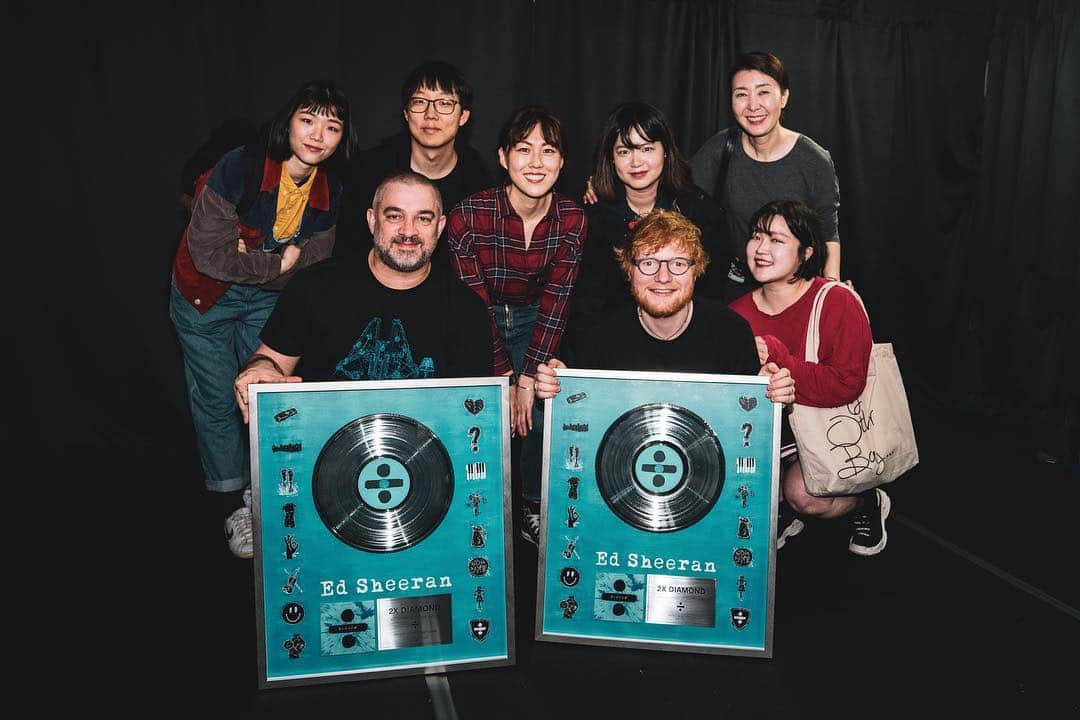 エド・シーランさんのインスタグラム写真 - (エド・シーランInstagram)「Just found out Divide has gone double Diamond in South Korea. This is so cool, thanks for all the continued love and support here, you guys rock x 📸 @zakarywalters #dividetour」4月21日 16時40分 - teddysphotos