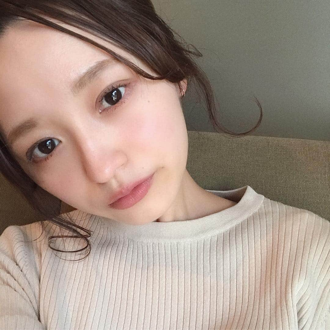 江本るり恵さんのインスタグラム写真 - (江本るり恵Instagram)「ベージュリップの日。🧸 日焼け止めはUVフェイスプロテクター50 ファンデーションはCCジェルクイックグロー (日焼け止めとファンデーションを混ぜてから塗ってます。) シャドウはRMKカラーポップアイズ 02 ブラウンをアイホール全体に塗ってから目尻と目の下黒目の部分にオレンジ。 リップはリップスティック コンフォート マットフィット03 落ち着きのある可愛い色💘  ベース、シャドウ、リップ、何となくRMKで統一してみた♡ #RMK #RMKリップコレクション  #夏恋リップ #カラーサマーキス」4月21日 16時41分 - emotorurie