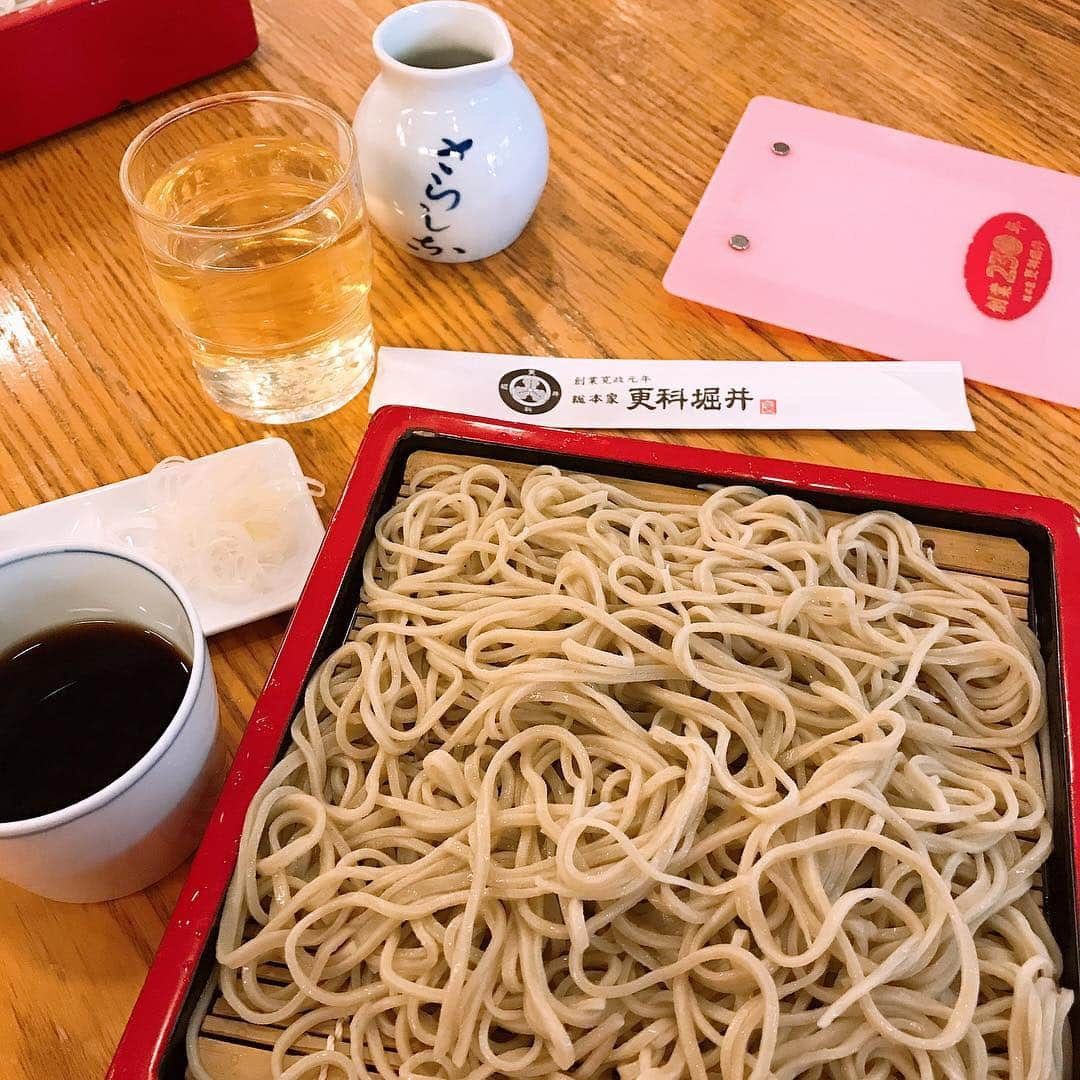 佐藤康恵さんのインスタグラム写真 - (佐藤康恵Instagram)「蕎麦が食べたい！と無性に蕎麦が食べたくなったら、老舗蕎麦屋さんが現れ、吸い込まれるように入った『更科堀井』。最初は何も付けずに口に運ぶと、蕎麦の風味が口中に広がり驚いた。つゆと、山葵と大根おろしと、おネギと。 色んな組み合わせを楽しみ、最後に蕎麦湯に七味で占めました。 食べたい時に食べたいものに有り付ける喜びをひしひしと感じた日でした😊 並びましたが、私は5番目。食べ終わると、なんと！すごい行列が出来ていました。 #soba #更科堀井 #佐藤康恵 #mama #actress #model #jewelry #designer #singer #ysjewel」4月21日 16時42分 - yasuesato.official