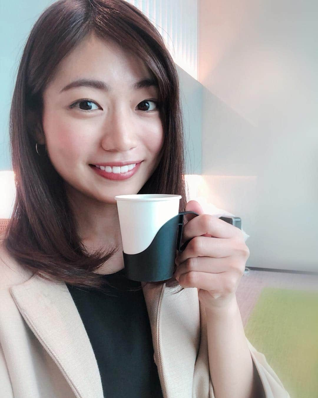 村上奈菜さんのインスタグラム写真 - (村上奈菜Instagram)「本日も楽しい現場でした🐨 終わって一休み中☕︎✨ やっぱり前髪流してる方が少しでも年相応になれる気がする😹 みなさんはどっちがお好きですか？？ #前髪問題 #童顔あるある」4月21日 16時44分 - murakami__nana