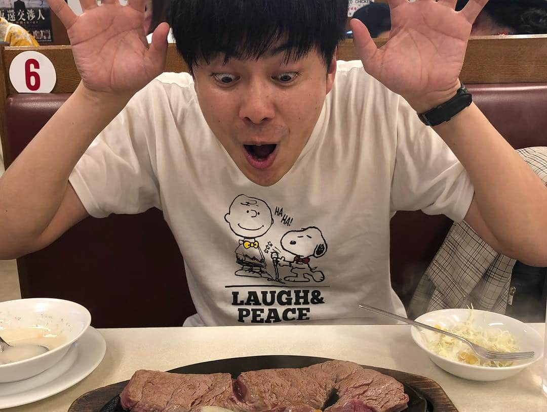 洲崎貴郁さんのインスタグラム写真 - (洲崎貴郁Instagram)「沖縄ありがとよー！  帰る直前ににっくんとジャッキー行ってきたよー！  帰り道にまさかのオレスカバンドと遭遇♪  #沖縄国際映画祭 #島ぜんぶでお～きな祭 #ラフレクラン西村 さん #ジャッキーステーキハウス  #オレスカバンド」4月21日 16時45分 - runnysuzaki0504