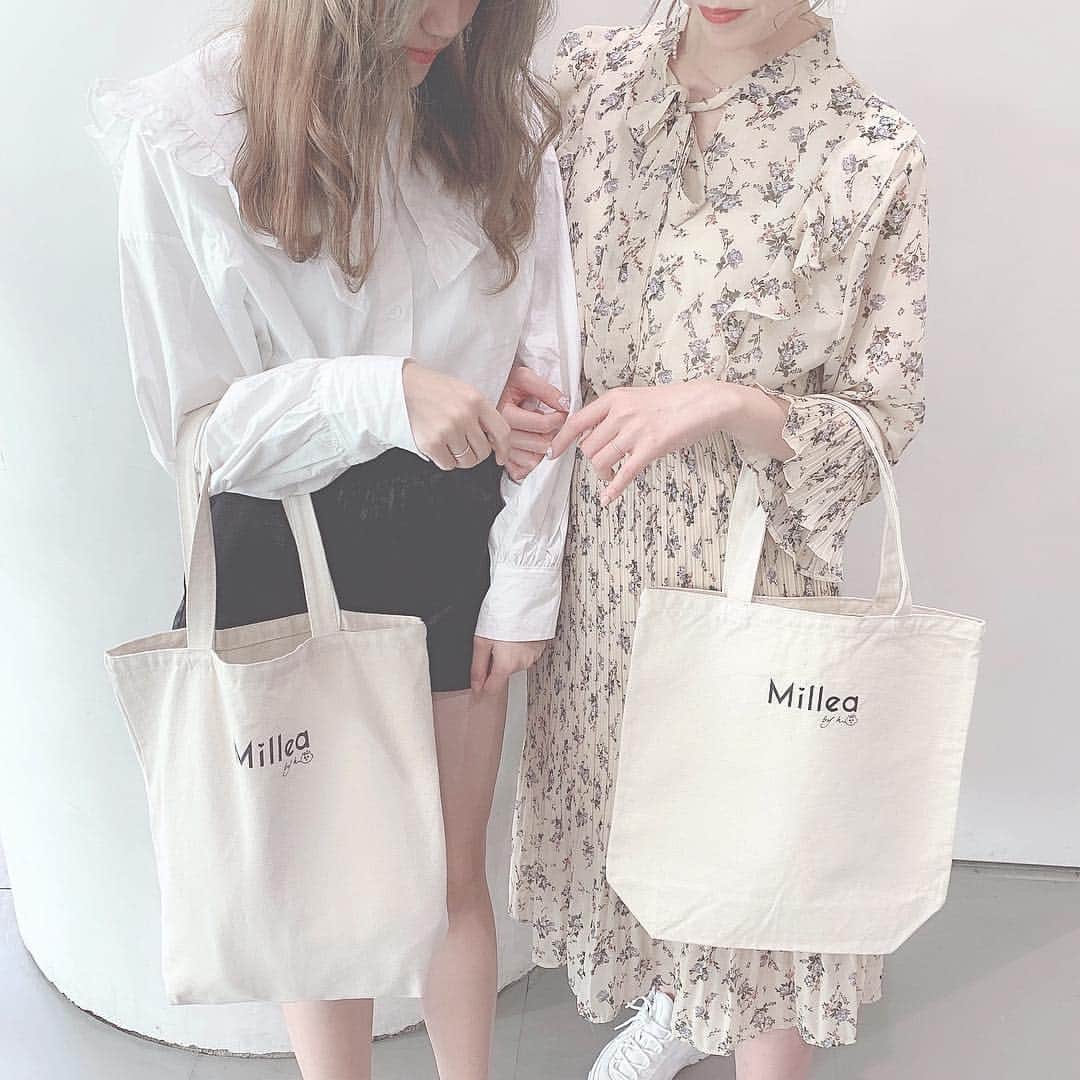 のインスタグラム：「👜𝓉𝑜𝓉𝑒 𝒷𝒶𝑔⠀ ⠀ Milleaのトートバッグ𓃹 ( @millea_official_ ) 大きさが程よくて毎日大活躍❤︎ ラフォーレのポップアップかWEBで ノベルティーでもらえるのだ𓍯⠀ ⠀ #トートバッグ#milleacode#gogosing」