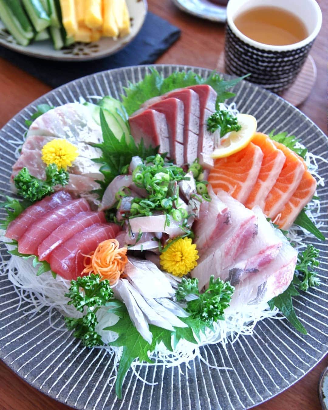 Satomiさんのインスタグラム写真 - (SatomiInstagram)「. 2019.4.21* . イースターですが、それとは全く関係のない没写真救済の日ということで、#手巻き寿司 の日の食卓。 . いろいろ巻くのは楽しい。 好きなものを好きなように。 結構無言で食べます。真剣。(笑) . 昨日、中学校の参観とPTA総会があり、その後部活懇談から保護者会総会まで、長い半日でした。 1年生が入って44人の大所帯の陸上部、広い図書室が割り当てられたので、頑張って喋りました。 #保護者会会長なのです  人前で喋るの苦手です。 緊張するんです。 手が震えるし、喉もカラカラ。 でもまぁ、何とか無事に終えました。 . 今年は当たり年らしく、クラス役員もやってきました。 実家から帰った夜にアミダくじで委員長を引き当てるという、何という引きの強さ‼️ あはは。笑うしかなかった😅 . 今週は、頭がこんがらがりそうでしたが、何とか落ち着きました。 LINEの友達が一気に何十人も増えて、誰が誰だか混乱😵🌀 正直、役員なんて出来ればやりたくはないですが(笑)、でもこれは仕方ない。 やるからには、問題なく終えられるよう頑張ります。 幸い、クラス役員の方は思ったより仕事が少ない✨ メインは、体育祭のPTA競技で朝礼台の上でマイク持って進行するだけ。 そう、それだけのことよ･･････😱💧 マイクあるから、地声で叫べ！じゃないし、台本読めばいいんやし。 #そーだそーだ  何事も経験。←上司の口癖 苦労は報われる。←上司の口癖 苦労ってほどのことではないけど、きっと何かの役に立つのでしょう😁 . 今年はダブル受験の我が家、みんなそれぞれ忙しい1年になるに違いない。 え？もしかして旦那さんだけ暇？って？笑 それがそうでもない。 忙しいくらいが丁度良いと思ったり、あーもう忙しい😫ってイライラしたり、私の気分によって振り回される夫は、実は一番大変な人かも💦 #気の毒なオットたち  でも、そんな夫に助けてもらって頑張りまーす😝 #なんだノロケかよー . . . #おうちごはん #さとみのごはん #手巻き寿司パーティー #お寿司 #おうち和ごはん #フーディーテーブル #おうちごはんlover #マカロニメイト #エッセ #豊かな食卓 #サンキュ #ロカリ #奥田章 #楠田純子 #久保雅裕 #リサラーソン #水玉 #器 #wp_deli_japan #sushi #temaki #igersjp #lin_stagrammer #foodstagram #japanesefood . .」4月21日 16時54分 - satomi614