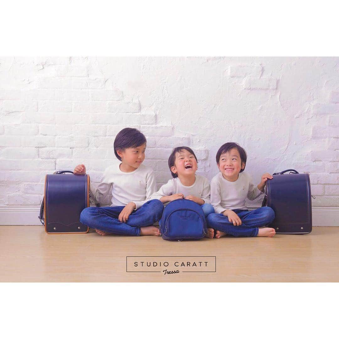 スタジオキャラットトレッサ横浜店さんのインスタグラム写真 - (スタジオキャラットトレッサ横浜店Instagram)「本日のお客様✨ 仲良し三兄弟さんでした！ . #スタジオキャラット  #スタジオキャラット  トレッサ横浜 #入学写真 #入学フォト #スタジオキャラットトレッサ横浜入学フォト #トレッサ横浜店 #綱島写真館 #鶴見写真館 #ランドセル写真 #ランドセルフォト #小学一年生 #兄弟写真 #兄弟ランドセル #三兄弟 #仲良し兄弟 #綱島写真スタジオ #鶴見写真スタジオ #入学式写真 #おそろコーデ #スタジオフォト」4月21日 17時04分 - caratt_tressa