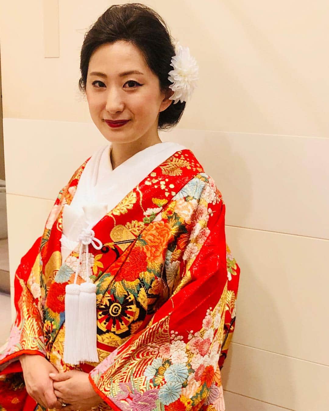 乾亜由美のインスタグラム：「先日、無事に挙式と披露宴をあげました。 子供がいて仕事もしながら準備を進め、その間に引っ越しも入ってきた中であまりの大変さに「気が狂うかもしれない」「心が折れるかもしれない」と何度も思いました。 正直、挙式を上げるまでは「やっぱりやめればよかった」と思っていましたが、いざ挙式をして全てを終えると「やってよかった」と思いました。  まずは、会場も演出も引き出物も好きなように選ばせてくれた旦那さんに感謝し、お集まりいただいた方、遠くからでも祝福してくださった皆様、そして両親にも心からお礼申し上げます。  思っていたよりも良い回となり、お世話になっている方々にも喜んでいただけてとても幸せな時間でした。 #卒花嫁 #八芳園 #明治神宮」