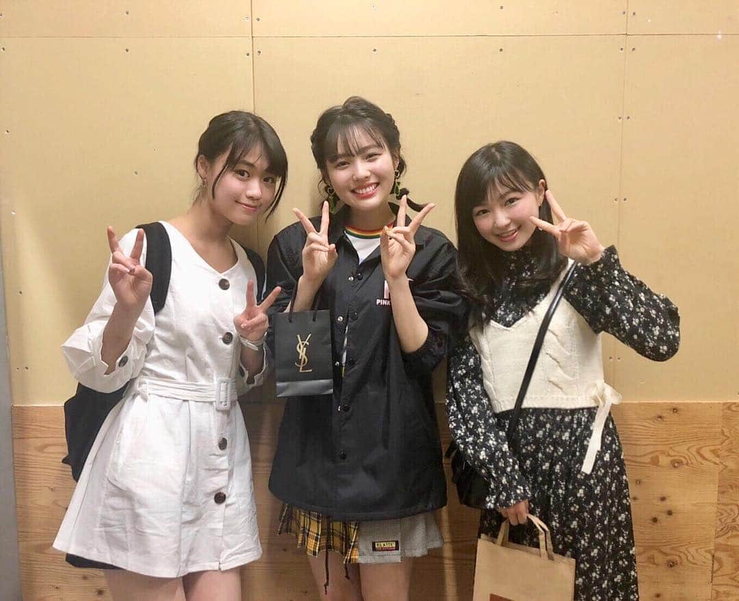 多田成美のインスタグラム：「大好きなしおりんに会いに行きました〜！🍎 ・  #秋田汐梨 #野崎奈菜 #多田成美 #ピンクラテ #イベント」