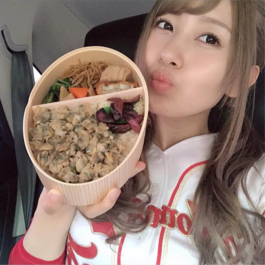 ホームランなみちさんのインスタグラム写真 - (ホームランなみちInstagram)「木更津駅弁🚃 マンヨーケン【漁り】 . 駅弁女王小林しのぶさんにも千葉の駅弁でオススメ頂きました、マンヨーケンさんの【漁り】 . 千葉の木更津と言えば、有名なのは『潮干狩り』!!! あさりがこれでもか!とたっぷり入った駅弁です♡ . 一口食べれば、まず生姜のピリッとした風味。そして甘く煮込まれたあさりの旨味♡ だし醤油で炊かれたご飯には磯の香りがうつり、程よい塩加減があさりを引き立てます。 懐かしさも感じる優しい味♡ たっぷりのあさりは1つのお弁当に約50gも入ってるんだって!!! . そしておかずには ⚾︎金平ごぼう ⚾︎イワシの蓮根はさみ揚げ ⚾︎鮪の照り焼き ⚾︎菜の花のだし醤油あえ ⚾︎煮物（筍・人参） ⚾︎しば漬け 千葉らしい魚を使ったおかずも絶品♡ カロリーも490kcalと低めでした!!! （糖質はしっかりあるけど、これだけ美味しくてカロリーが低いのは嬉しい!!!） . 千葉駅、木更津駅で買う事が出来ますが、東京駅の駅弁ショップ『祭』でも売っていました¨̮♡ 是非食べてみてね!!! #ホームラン駅弁 #なみ肉  #駅弁 #千葉県 #木更津市 #潮干狩り #あさり #万葉軒 #マンヨーケン  #漁り #小林しのぶ さん #chiba #🚅 #🚃 #🍱 #japan #train #shinkansen #food #instafood #eating #delicious #tasty #tastyjapan . 万葉軒【漁り】 1150円 ⚾️⚾️⚾️」4月21日 17時13分 - nami_onpu_uta