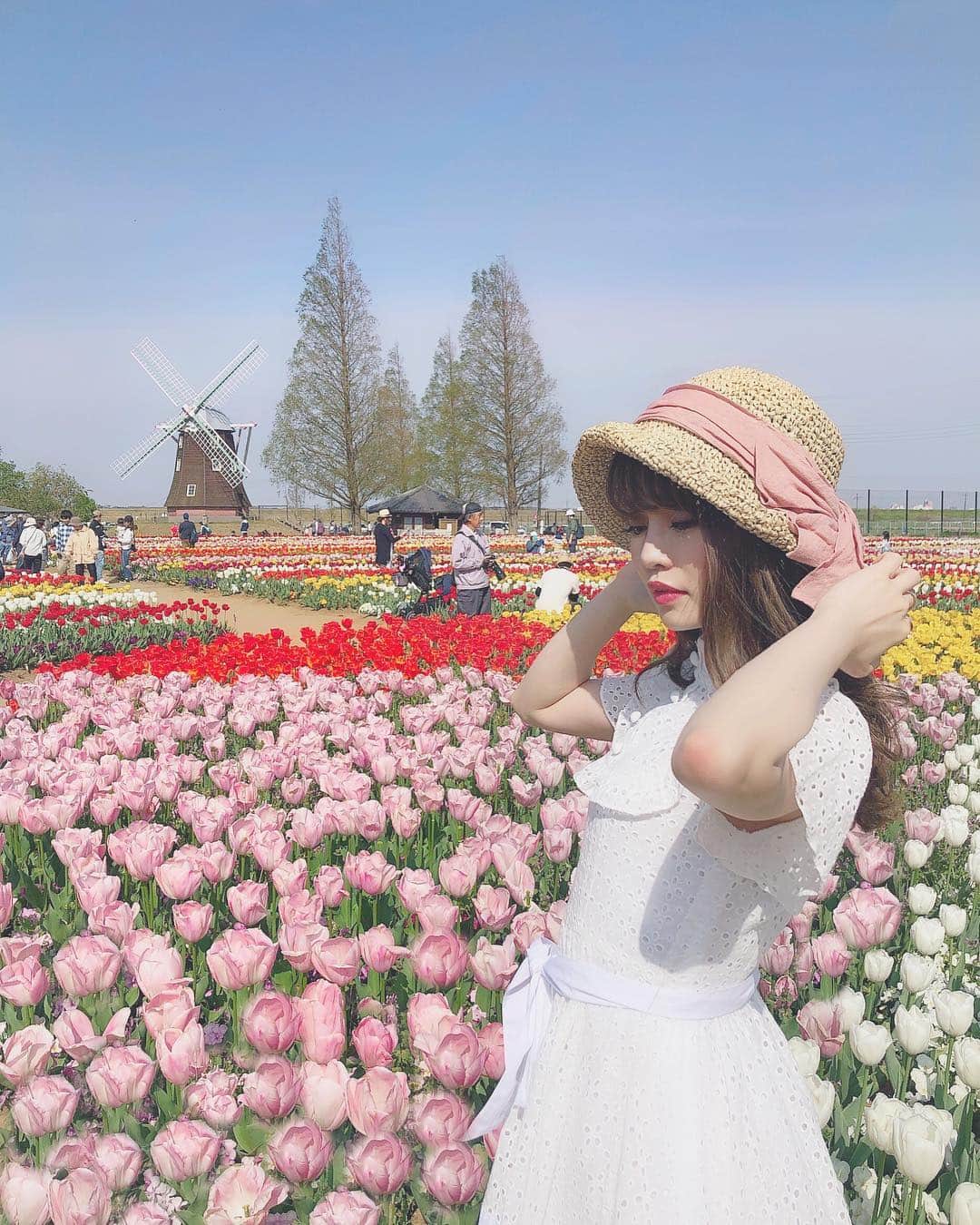 Isakoさんのインスタグラム写真 - (IsakoInstagram)「. お花畑 🌷🌷 . チューリップがとっても可愛かった💕 . お気に入りの新作ワンピースと @rasmile_official 👗(5月発売) 帽子をかぶってお出かけしました💕 帽子は @ca4la_official 👒です . . 日本じゃないみたいに綺麗な この公園はあけぼの山農業公園🌷 千葉県柏市だよ💕 . いいお天気で、空気が綺麗で とってもリフレッシュできました🥰 . . . . #お花畑#おでかけ#チューリップ#チューリップ畑#千葉#tulip#tulips#tulips🌷#風車#オランダ#genic_japan#japantravel#japantrip#amazing_shots#travelblogger#amazingviews#ca4la#Rasmile」4月21日 17時10分 - ichaaako