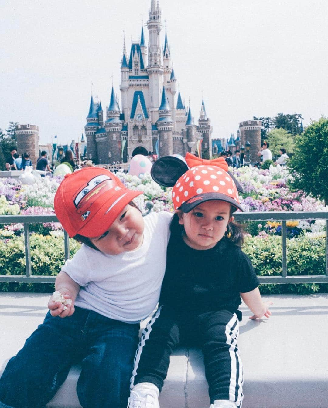 ungrid_naruさんのインスタグラム写真 - (ungrid_naruInstagram)「. Cuties👦🏽💘👧🏾 #TDL #en_na #hajime🐢」4月21日 17時12分 - chihiro_narushima