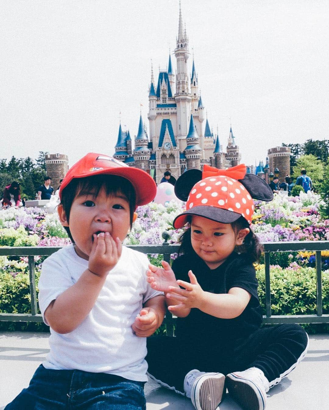 ungrid_naruさんのインスタグラム写真 - (ungrid_naruInstagram)「. Cuties👦🏽💘👧🏾 #TDL #en_na #hajime🐢」4月21日 17時12分 - chihiro_narushima