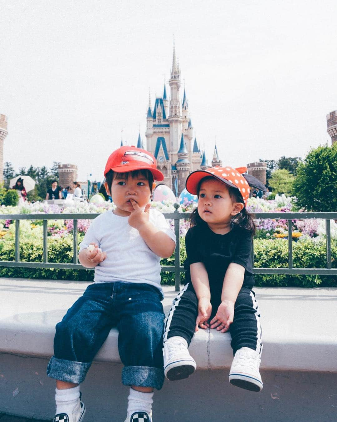 ungrid_naruさんのインスタグラム写真 - (ungrid_naruInstagram)「. Cuties👦🏽💘👧🏾 #TDL #en_na #hajime🐢」4月21日 17時12分 - chihiro_narushima