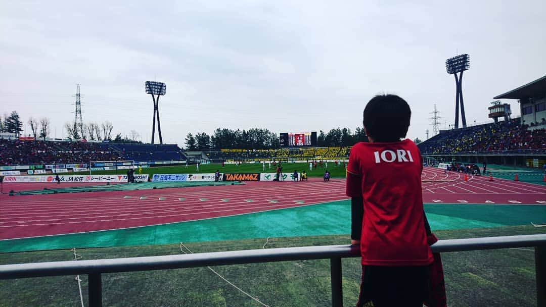 飯田嘉太さんのインスタグラム写真 - (飯田嘉太Instagram)「無我夢中で試合を観ている少年⚽ ほっこりしました👏  #サッカー #J2 #ツエーゲン金沢 #チビッ子 #サポーター #目指せ #Jリーガー #挑戦をこの街の伝統に #柏レイソル #引き分け #かなり押していた #ホーム戦負け無し #平成最後 の#ホーム戦 #クレヨンしんちゃん劇は観られず」4月21日 17時22分 - kabuto_iida