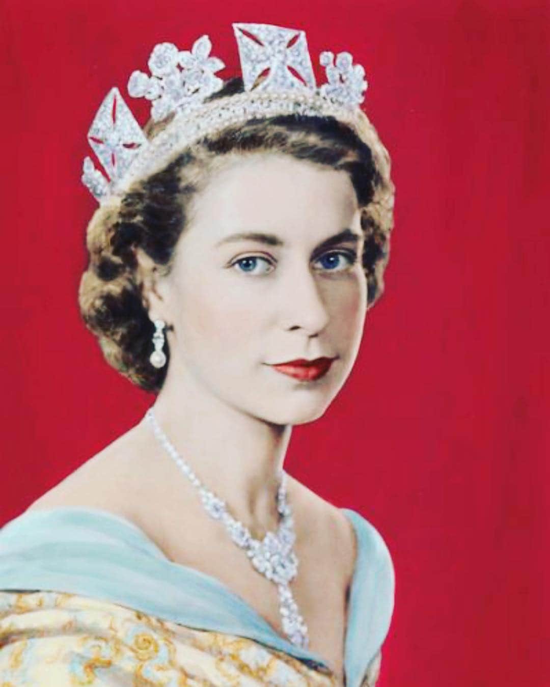 カリーヌ・ロワトフェルドのインスタグラム：「Today you turn 93❤️. Long life to the queen#queenelizabeth II」