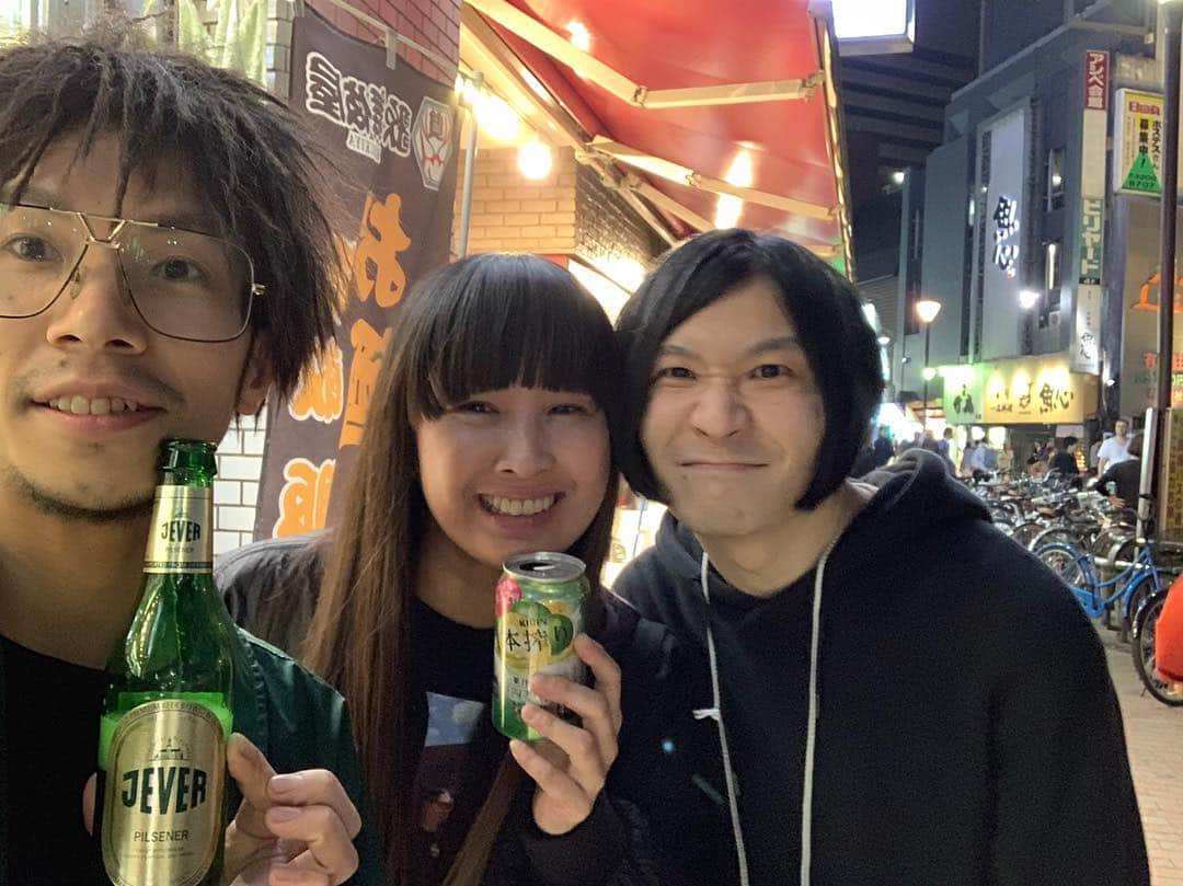 宮本菜津子さんのインスタグラム写真 - (宮本菜津子Instagram)「CONNECT歌舞伎町MUSIC FESTIVAL 2019、無事終了！30分という短い時間やったけど、やったからこそかな？とっても濃密で、みんなの感性にもちゃんとタッチできた気がして、たいそう幸せな気持ちになれました。観に来てくれたみなさんありがとう！また会おうね 🖖🙂👌 - 写真は、スーパードラマーGOTOくんとばったり、その後、おやホロチームの打ち上げに合流といった流れの記録。シネマ三島くんもいて、ほんとう、みんなでしこたま飲んだ〜。途中から記憶ない🙃 - 2019.4.20 at 新宿LOFT  1.かくいうもの 2.She is inside,He is outside 3.あさひなぐ 4.Sugar 5.ワールドイズユアーズ 6.べアーズ - #massofthefermentingdregs #motfd #マスドレ #コネクト歌舞伎町 #connect歌舞伎町」4月21日 17時21分 - natsukondesu