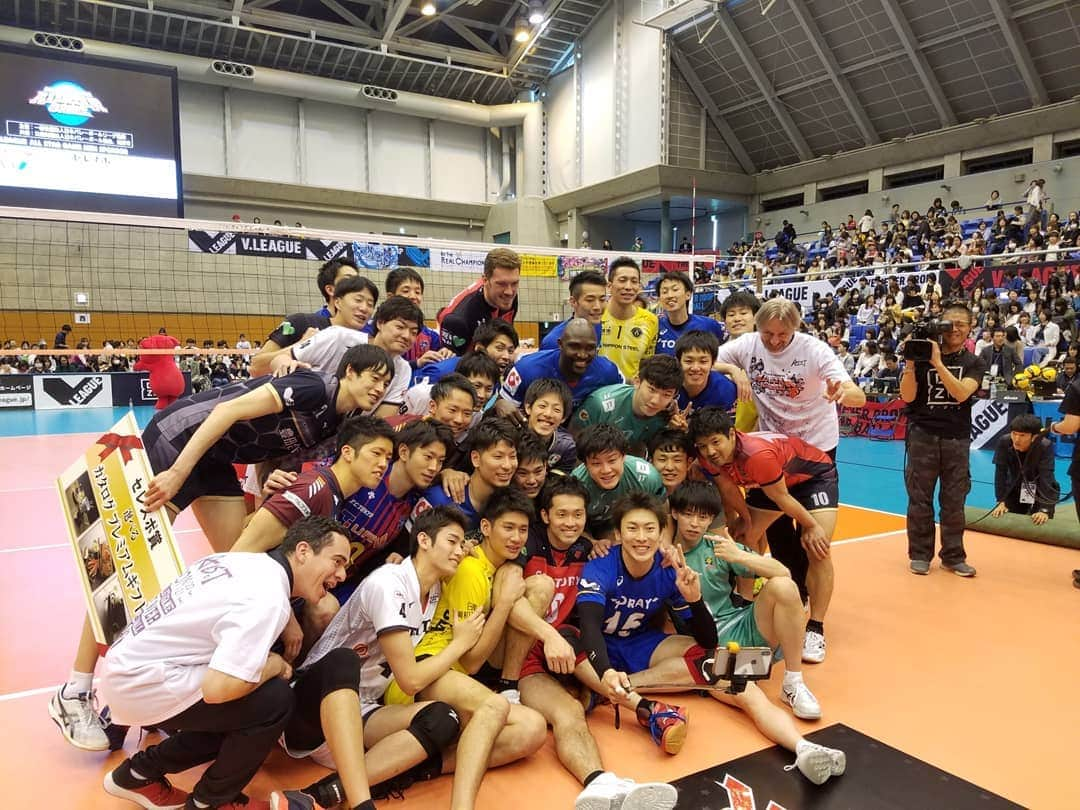 TBSバレブーさんのインスタグラム写真 - (TBSバレブーInstagram)「Vリーグオールスターゲーム男子大会🏐  昨日の女子大会に続き今日は男子大会が行われました😀 真剣なプレーあり笑いありで会場は大盛り上がりでした⤴️⤴️ これで18-19Vリーグシーズンが終わりました‼ 選手の皆さんお疲れ様でした😆  #Vリーグ #バレーボール #オールスターゲーム #3枚目は記者会見後の1枚 #高松選手&山本選手&西田選手の #ユニフォームに注目です👀」4月21日 17時25分 - tbs.volleyboo