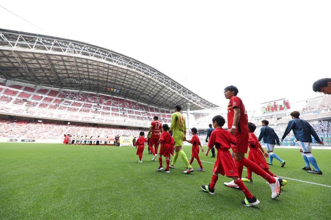 中谷進之介のインスタグラム：「苦しい試合でしたが勝ちきることができました。 もっと良くなるように努力します！応援ありがとうございました！  #grampus  #ASICS  #J1通算100試合のセレモニーもやっていただきました #感謝」