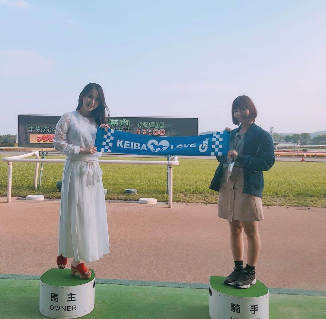薄井しお里さんのインスタグラム写真 - (薄井しお里Instagram)「東京競馬場にて、フローラステークスの予想検討会💋 そのあとは、女子だけの競馬教室🐎🏇 しっかり学んだのに今日はなかなかあてられず、、、 次回へ生かします🥺 #競馬場 #UMAJO #東京競馬場 #バックヤードツアー #競馬好きな人と繋がりたい #グラビア #白ワンピース」4月21日 17時29分 - shiori.uuu