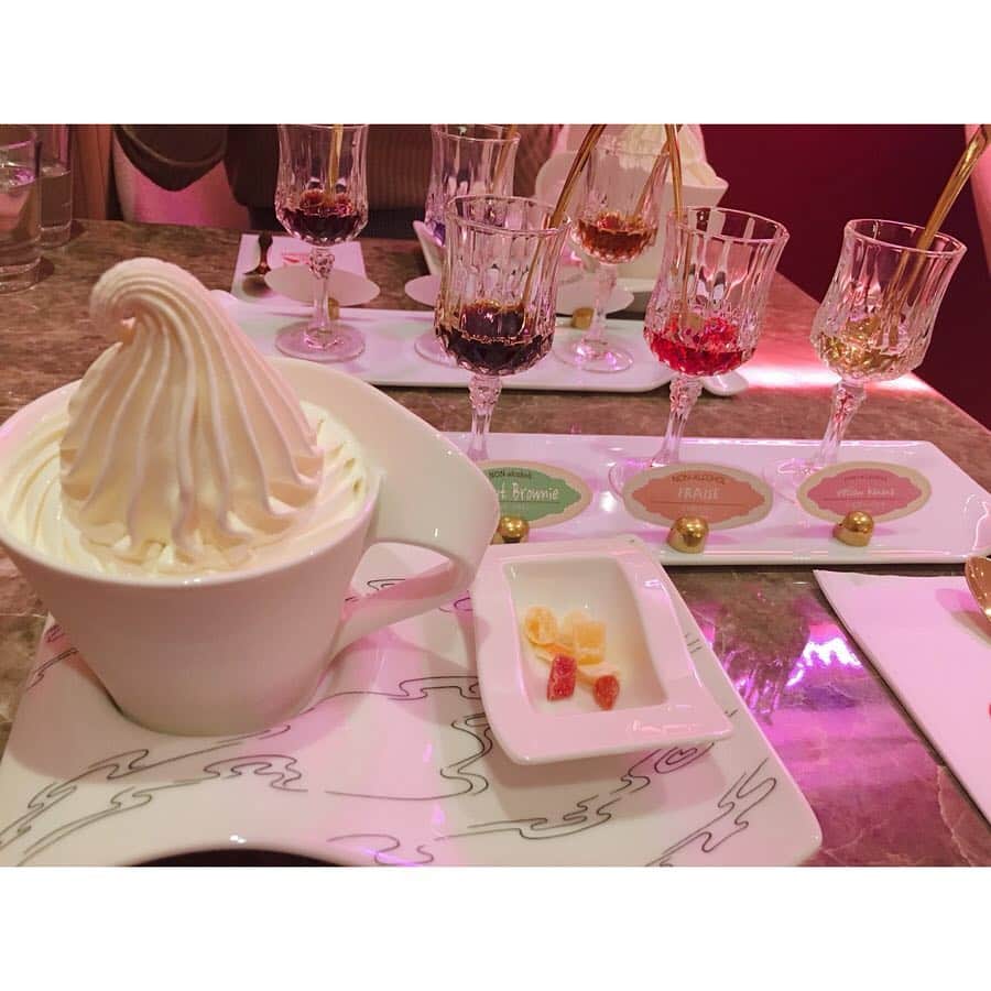 西村季里子のインスタグラム：「・ アイスクリームバー「LiQume」に この前行ってきた🍦💗💜💗 クレミアのソフトクリームと、 200種類以上あるリキュールから味を選んで 食べるソフトクリーム🤤🍦💕 大人のアイスクリームって感じで美味でした🌹 ゆきりんありがとーっ❤️ #アイスクリームバー #liqume#ソフトクリーム #リキューム#🍦#表参道#青山#渋谷 #お酒#アルコール#リキュール#大人の味 #follow#followme」