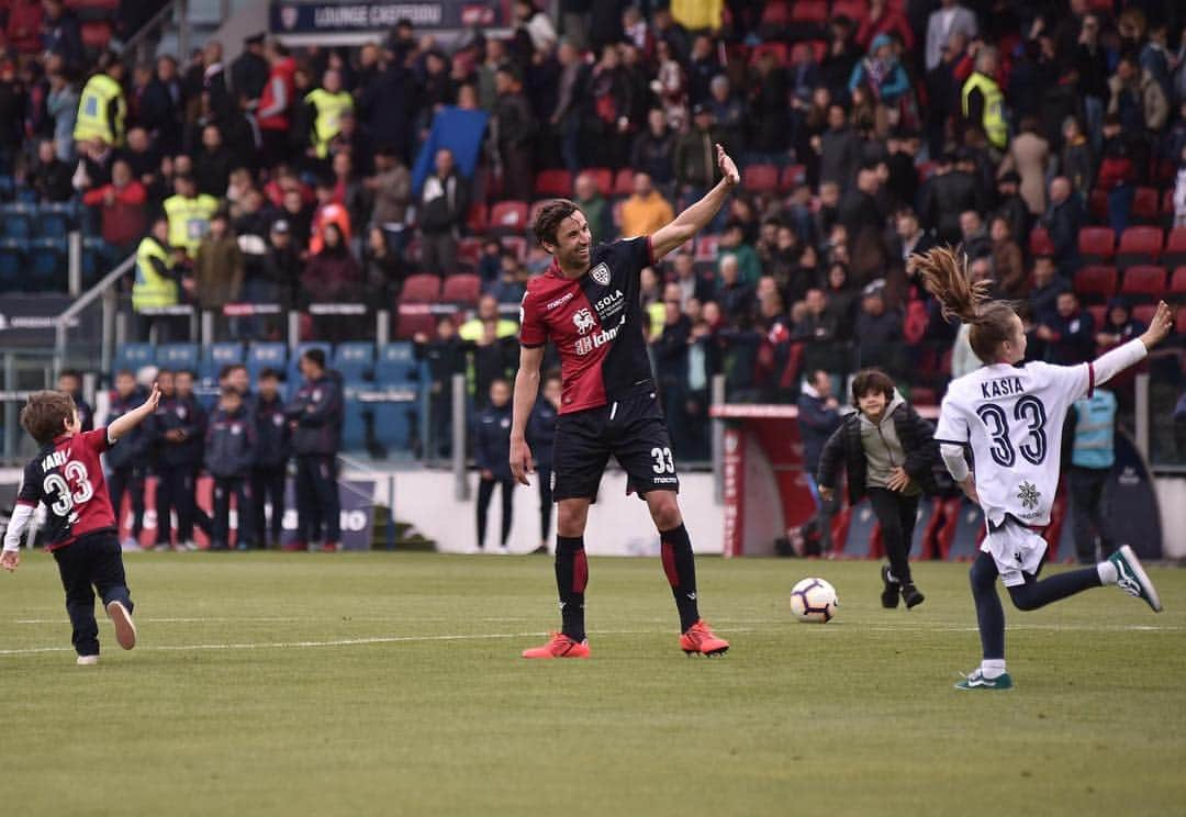 ダリヨ・スルナのインスタグラム：「Grandissima e Importante Vittoria Ieri💪🏻⚽️ Dobbiamo continuare a Lottare sino alla Fine... A tutti i Nostri Tifosi e al Popolo Sardo Auguro di Cuore una Pasqua 🐣🙏🏻speciale ..... piena di serenità e amore #forzacasteddu🔴🔵💪🏻」