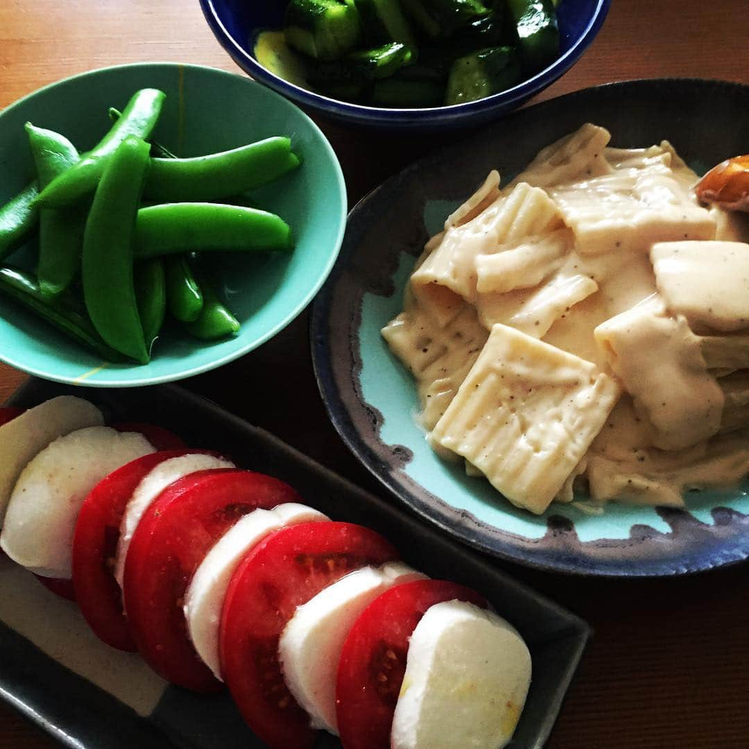 梅津有希子さんのインスタグラム写真 - (梅津有希子Instagram)「日曜日のおうち居酒屋。カプレーゼ、きゅうりのピリ辛漬け、スナップエンドウ、オクラの煮浸し、イタリア土産の極太ショートパスタ・チーズソース、ステーキ。野菜いっぱいでうれしいな😋 まずはロゼで🍾 #おうちごはん #おうち居酒屋 #家飲み #家呑み #ワイン #野菜 #vegetables」4月21日 17時49分 - y_umetsu