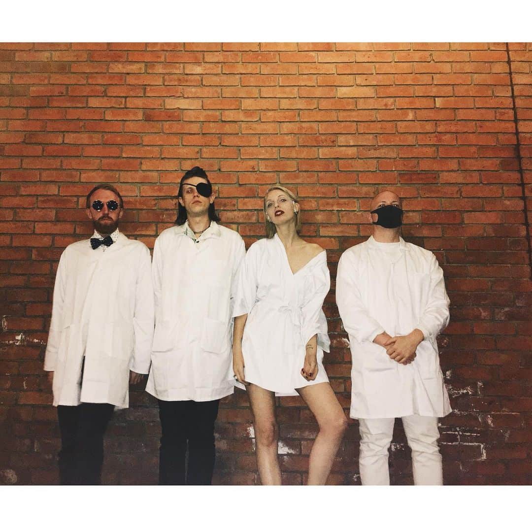 のインスタグラム：「Big thanks to my band of evil scientists. イギリスのバンドにありがとう！(クレイジーな博士たち) Styling by me」