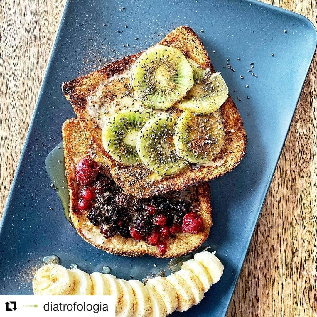 バシリキ・ミロウシさんのインスタグラム写真 - (バシリキ・ミロウシInstagram)「#Repost @diatrofologia (@get_repost) ・・・ Healthy Brunch!  Συστατικά: 2 φέτες ψωμί του τοστ φρυγανισμένες 1 κουτ σούπας ταχίνι  1 κουτ σούπας μέλι  Για το σερβίρισμα φρούτα εποχής της αρεσκείας μας Κανέλα  Τσία  Nutritional info’s: 🔸 επιλέξτε εποχιακά φρούτα αλλά και αποξηραμένα! Η καθημερινή κατανάλωση τουλάχιστον 2 φρούτων είναι απαραίτητη σε μία ισορροπημένη διατροφή 🔸 επιλέψτε κανέλα Κευλάνης η οποία φαίνεται να βοηθά στη ρύθμιση του σακχάρου ενώ δεν περιέχει κουμαρίνη η οποία σε μεγάλες δόσεις μπορεί να βλάψει το συκώτι 🔸τα σάκχαρα του μελιού απορροφούνται αμέσως, γι’ αυτό και το μέλι είναι μια γρήγορη πηγή ενέργειας για τον οργανισμό, τους αθλητές, τα παιδιά, τις εγκύους και τους ασθενείς.  Διαθρεπτική ανάλυση 📝: Ενέργεια: 314 θερμίδες Υδατάνθρακες: 57,5 γραμμάρια Πρωτείνες: 7,4 γραμμάρια Λιπαρά: 6 γραμμάρια  Καλή σας απόλαυση! 🍓  #breakfastideas #brunch #healthyfood #healthyrecipes #healthysnacks #brunchtime #mariettamarkousi #diatrofologia #eating #yummy #nutrition #tips 📸: @giorgostsatsanis」4月21日 17時56分 - vasilikimillousi