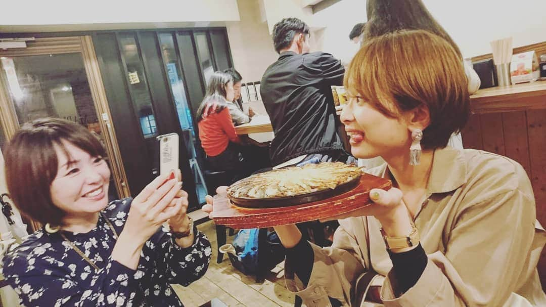 林智美 さんのインスタグラム写真 - (林智美 Instagram)「餃子は人を笑顔にする🥟 * #餃子部 #餃子とビール #最近ハイボールも好き #餃子 #ぎょうざ #ギョウザ #大阪 #福島区グルメ #マルカミ餃子 #marukami #円盤餃子 #完全食 #🥟」4月21日 17時56分 - h_tomomi_i