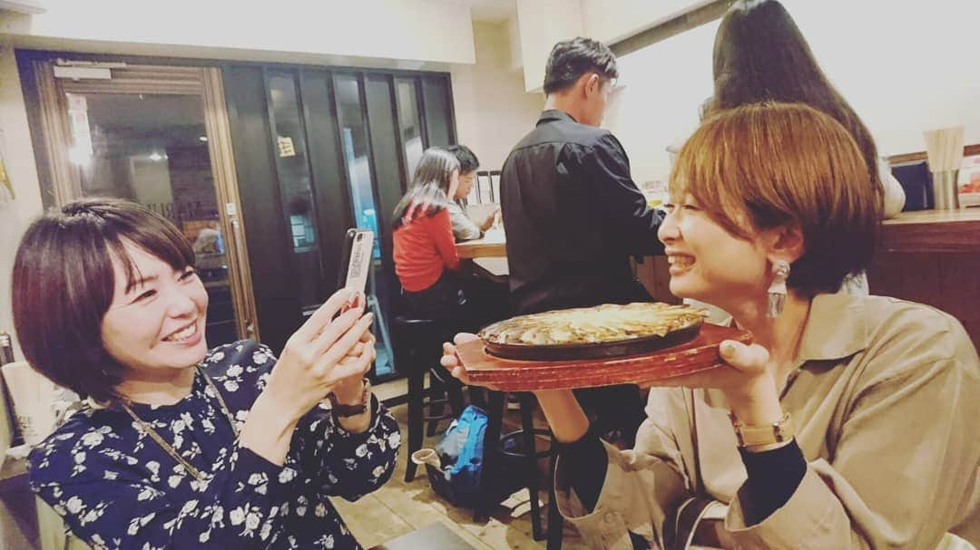 林智美 さんのインスタグラム写真 - (林智美 Instagram)「餃子は人を笑顔にする🥟 * #餃子部 #餃子とビール #最近ハイボールも好き #餃子 #ぎょうざ #ギョウザ #大阪 #福島区グルメ #マルカミ餃子 #marukami #円盤餃子 #完全食 #🥟」4月21日 17時56分 - h_tomomi_i