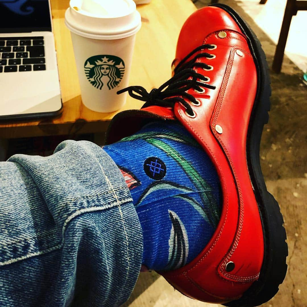 鈴木みのるさんのインスタグラム写真 - (鈴木みのるInstagram)「Today's STANCE  #stancesocks  #stance_japan  赤い革靴に青いスタンス、色の薄いデニムでボトムをコーデ。店に来たらまさかのカチョーと丸かぶりだった。ちょいハズカシ。」4月21日 17時57分 - suzuki.d.minoru