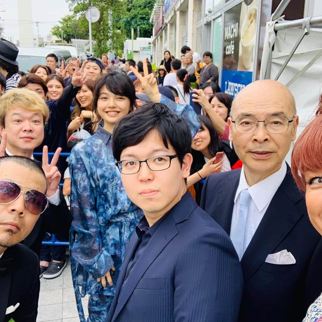 大溝清人さんのインスタグラム写真 - (大溝清人Instagram)「沖縄国際映画祭  いや、結構、大役仰せ つかまつって出てた感じで 写ってるけど 3秒くらいしか写ってないから 観てるお客さん探す方が大変やから どんな感情で そこにおるん？ と自分に殴るほど問い掛けてます。  #沖縄 #映画祭 #バッドボーイズ清人 #この街と私 #葛飾区地域映画 #LiLiCoさん #上原ちゃん #天竺鼠川原 #永井監督 #葛飾区長」4月21日 18時06分 - badboys_kiyoto93