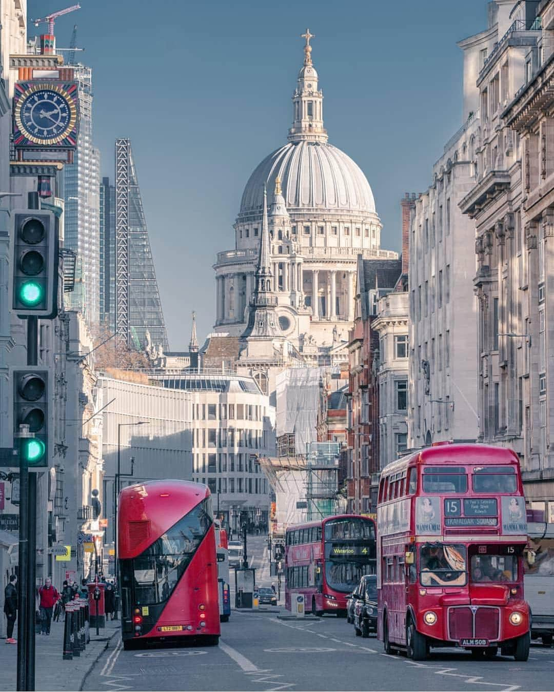 @LONDON | TAG #THISISLONDONさんのインスタグラム写真 - (@LONDON | TAG #THISISLONDONInstagram)「From everyone in the @LONDON team we wish you a very #HappyEaster. 🐣💛 // 📸 by @naypenrai looking towards #StPauls and featuring 3 generations of #LondonBus 🇬🇧❤️🇬🇧 // #thisislondon #london #routemaster」4月21日 17時58分 - london