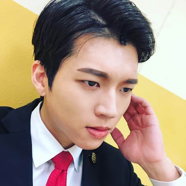 ウヒョン のインスタグラム：「총기번호 122번 강무영 대한민국 경호관  #그날들」