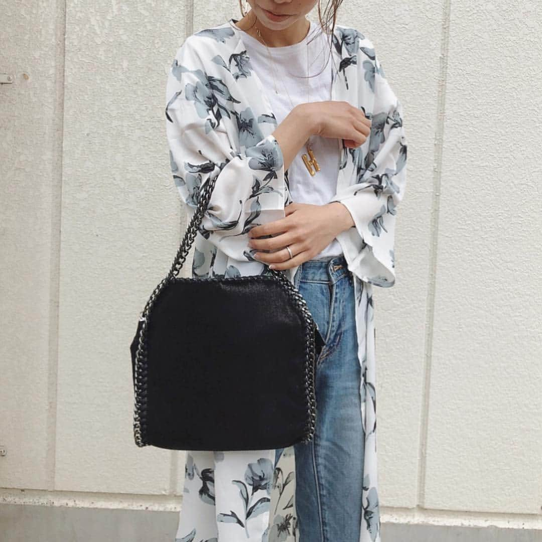 yyurielさんのインスタグラム写真 - (yyurielInstagram)「coordinate プチプラコーデ🍃 安くて可愛くておすすめ✨ 詳細はWEARに載せてます♡⃜ @fifth_store  #フラワーロングガウン  @editsheen_store  #グリッターチェーンバッグ  #fifth#fifthtl#editsheen#BAG#フィフス#エディットシーン#花柄」4月21日 18時12分 - yyuriel