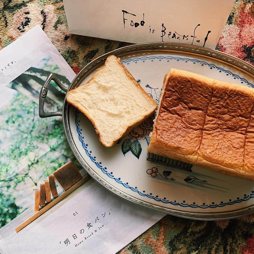 karen okajimaさんのインスタグラム写真 - (karen okajimaInstagram)「ㅤㅤㅤ ㅤㅤㅤ 福島にできた明日の食パン🍞 芦屋が本店です💓  友達がおいしいて言うから買ったけど ふわふわで甘くてほんまにおいしい〜っ💓 ただ、パンていうよりデザートって感じやったやから 甘いパンが好きじゃない方はあんまりらしい🤔 かれんは2斤一瞬で食べてもた🤤 また買いに行こーっと🎶 ㅤㅤㅤ  ㅤㅤㅤ 🍞明日の食パン 福島店 🏠大阪府大阪市福島区福島1-2-15 ⏰11:00～20:00  ㅤㅤㅤ #明日の食パン #パン #グルメ岡島 #パンのある暮らし #パンのある生活」4月21日 18時14分 - karenokajima0318