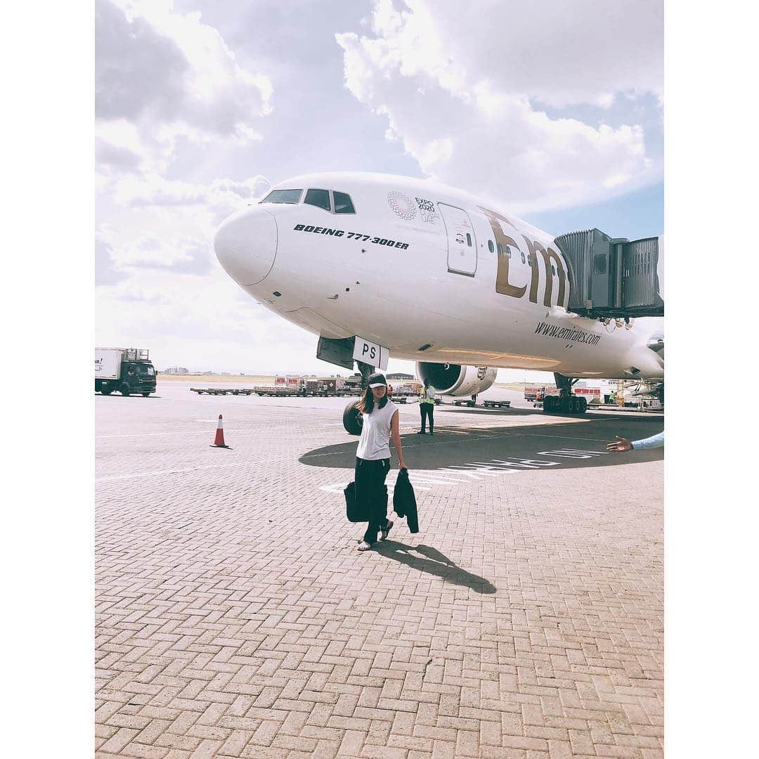 森下千里のインスタグラム：「そろそろ、GWの予定は決まりました？ 旅行✈️に行く方はもうチケット🎫取ってますよね。 今回は10連休と長い！ 嬉しい❤️ けど、その前に仕事終わせないと〜。 ということで、 必死に書類と決算書、部屋の掃除に明け暮れた週末になりました。 いい休日が過ごせますように、 明日からも、やる気出していこう😂 . . #trip #travel #旅 #写真は前の  ちなみに着てる服は#ゴルフウエア」